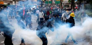 Demonstranter slog tillbaka och tvingades byta plats