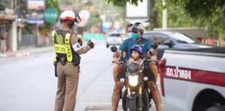 Pattaya-polisen ger bort hjälmar istället för böter under Songkran