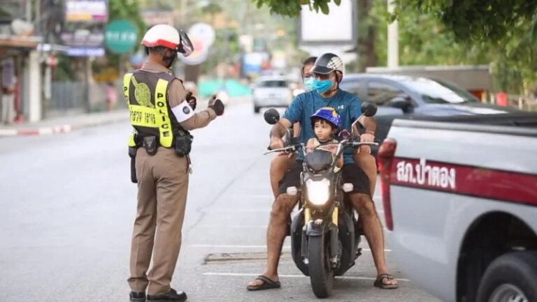 Pattaya-polisen ger bort hjälmar istället för böter under Songkran