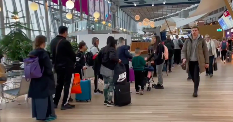 Kökaos på Arlandas Terminal 5, många som vill Resa under Påsken