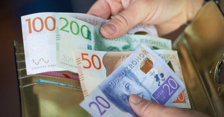 Därför Rasar den svenska kronan – Ger Mindre Semesterkassa