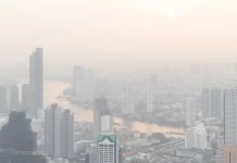 Luftföroreningar når farliga nivåer: Bangkok uppmanar till arbete hemifrån och användning av andningsskydd utomhus