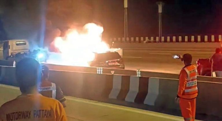 MG Elbil exploderar i lågor efter fyrbilskrock på motorvägen i Pattaya
