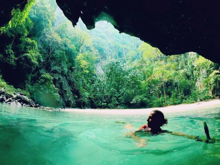 Ko Lanta: Emerald Cave & 4 Islands Tour med Longtail Boat