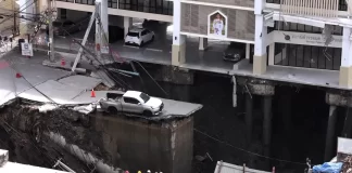 Gigantiskt sinkhål framför Vajira Hospital – byggprojekt och vattenläckor bakom kollapsen