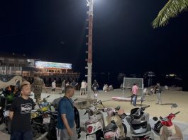 Utländska turister skapar uppståndelse med nakenbadet på Pattaya Beach