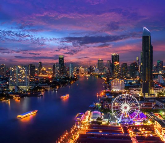 Bangkok är världens bästa nattlivsstad 2026 – slår Berlin och New York Bangkoks skyline i lila skymning med Chao Phraya-floden och pariserhjulet vid Asiatique.