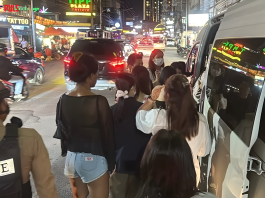 25 gripna i Pattaya-razzia – dagar före 5 000 amerikanska sjömän Polis och en grupp personer vid en polisbuss på en gata i Pattaya nattetid.