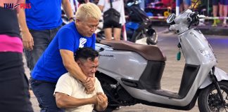 Nytt gatuslagsmål på Soi 6 – filmat av turister mitt i natten Två män i handgemäng på gatan vid en moped i Pattaya nattetid.