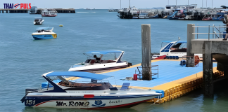 Speedbåtsförare i slagsmål på Koh Larn – strid om passagerare och priser Speedbåtar förtöjda vid en flytbrygga i Pattaya med fler båtar i bakgrunden.