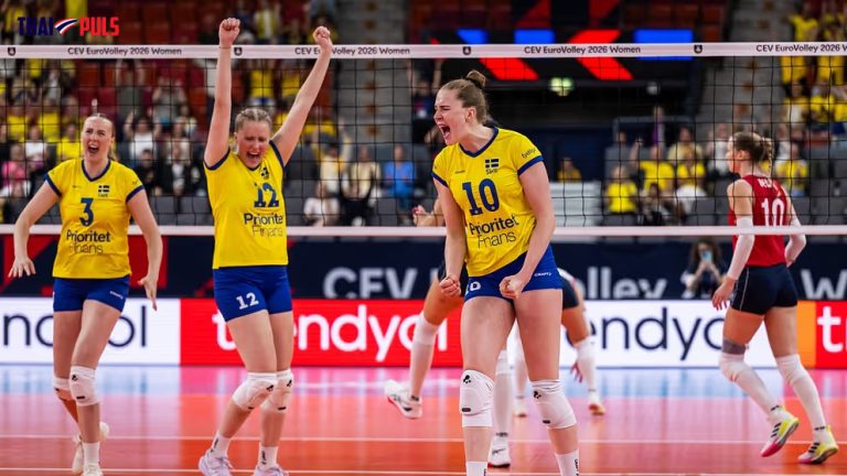Svenska volleybollandslagets damer jublar efter en vunnen poäng i EuroVolley 2026, med Isabelle Haak i nummer 10 i förgrunden.