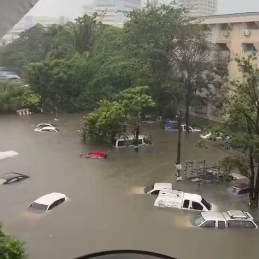 Submerged cars in floodwater in Bang Kapi, Bangkok