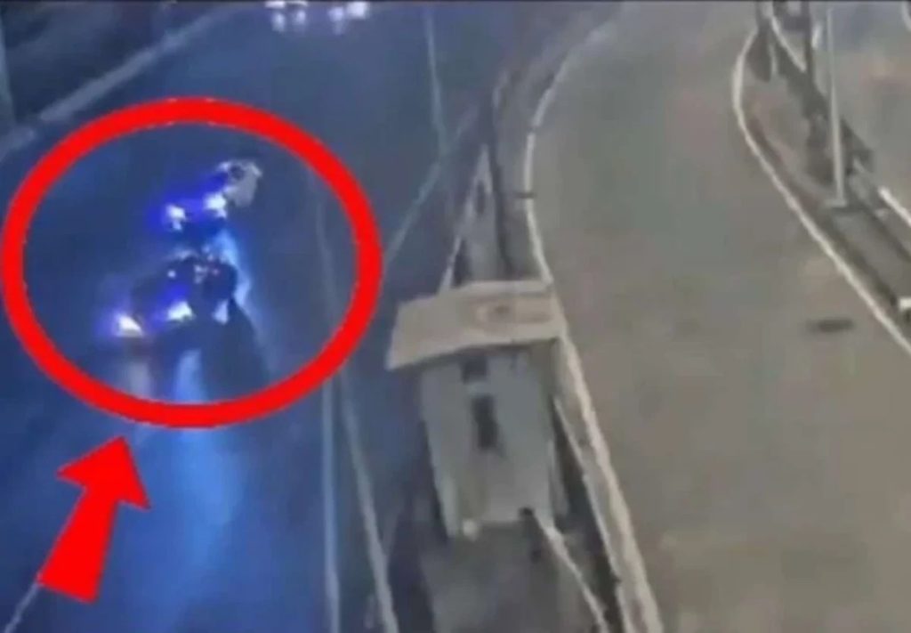 Bild från övervakningskamera där bilar i hög fart markerats med en röd cirkel