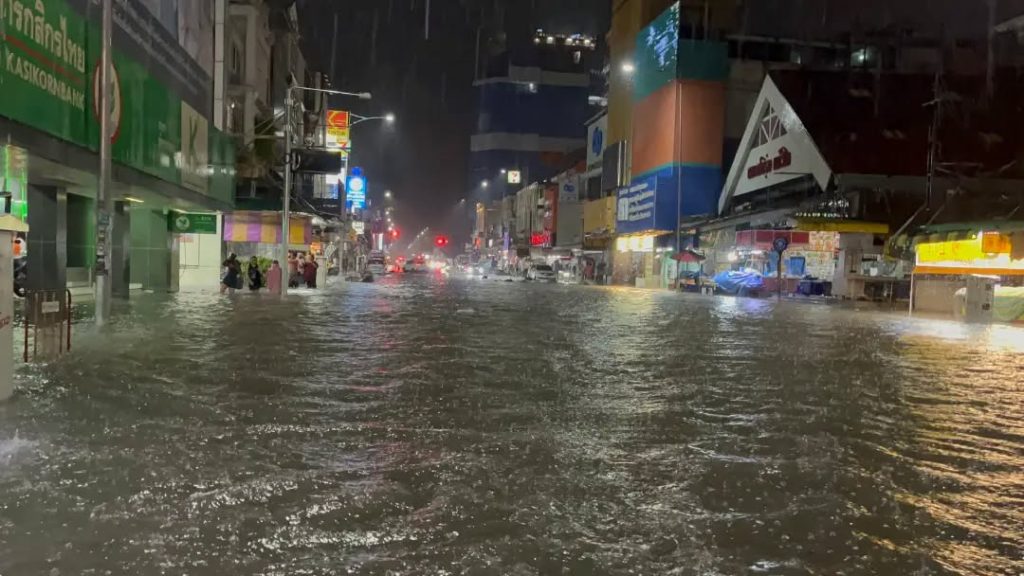 Översvämmad gata i Pattaya nattetid
