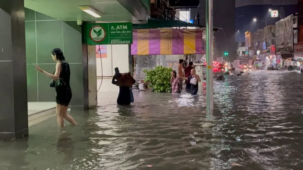 Översvämmad gata i Pattaya nattetid
