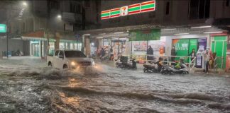 Skyfall dränkte Pattaya – bilar stod stilla i vattnet på Sukhumvit