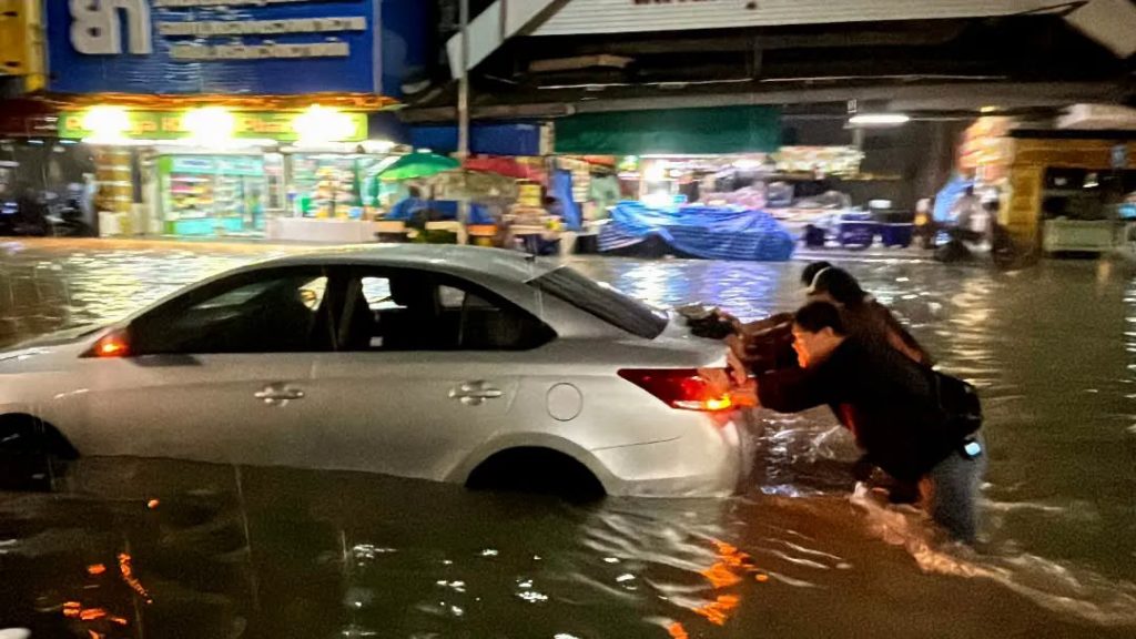 Översvämmad gata i Pattaya nattetid