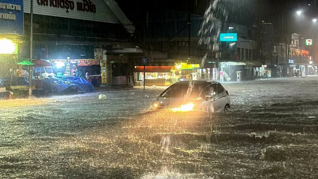 Översvämmad gata i Pattaya nattetid