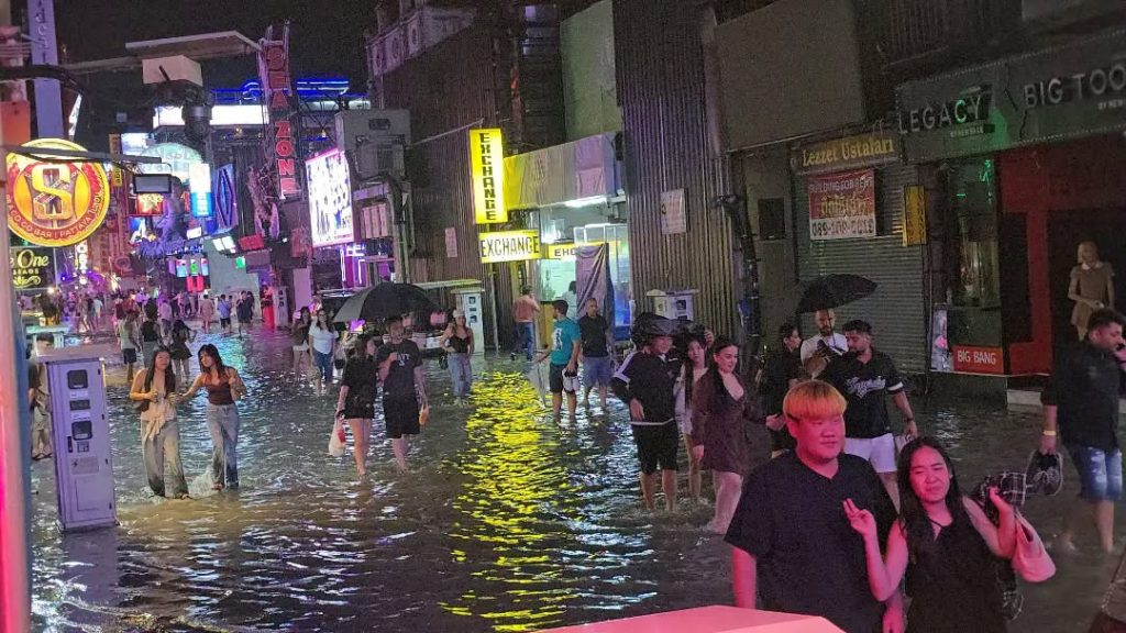 Översvämmad gata i Pattaya nattetid