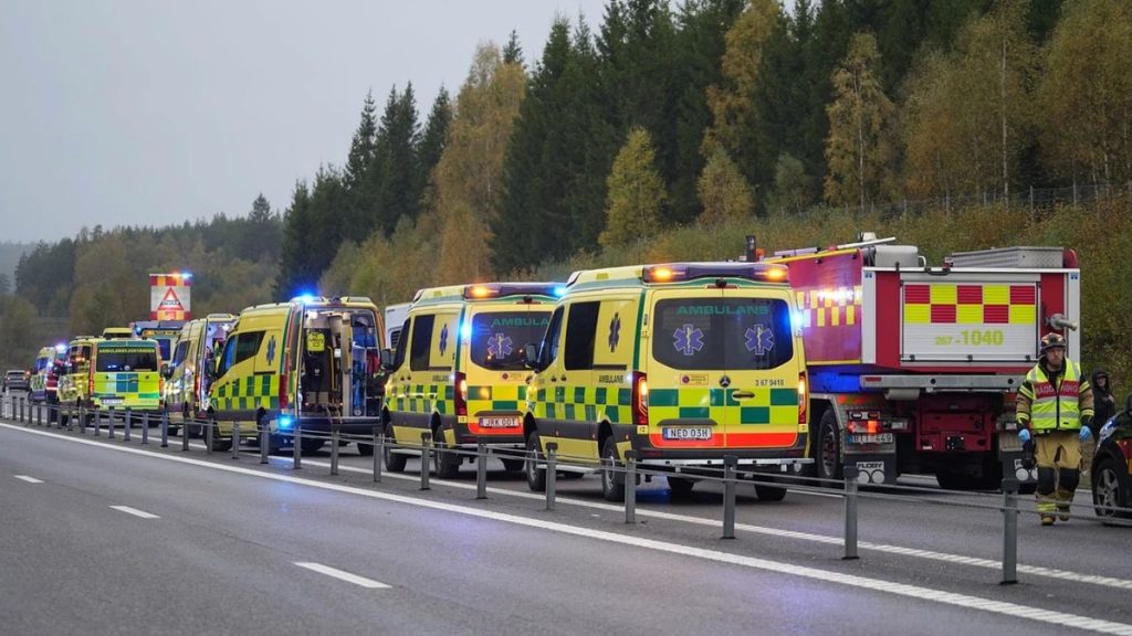 Lang rad av ambulanser med blaljus pa vagbanan