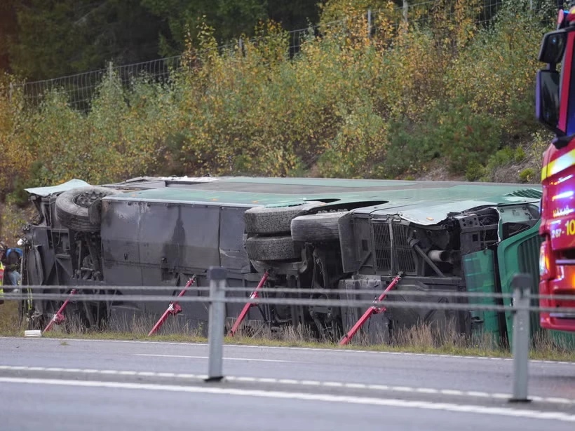 Den valta bussen med hjulen synliga, uppstottad infor bargning