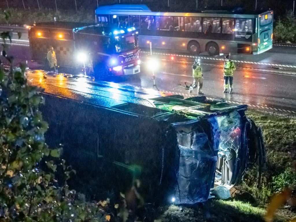 Den valta bussen i diket upplyst av stralkastare under natten