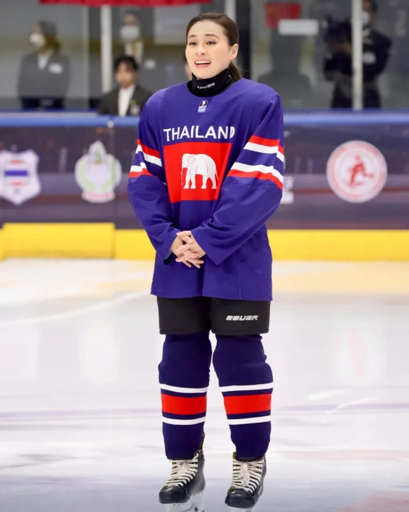 Drottning Suthida i Thailands bla ishockeytroja pa isen