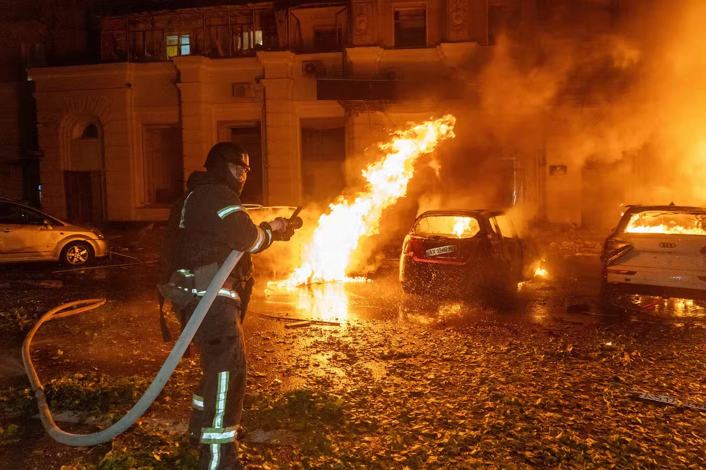 Brandmän bekämpar en brand i Kharkiv efter rysk attack.