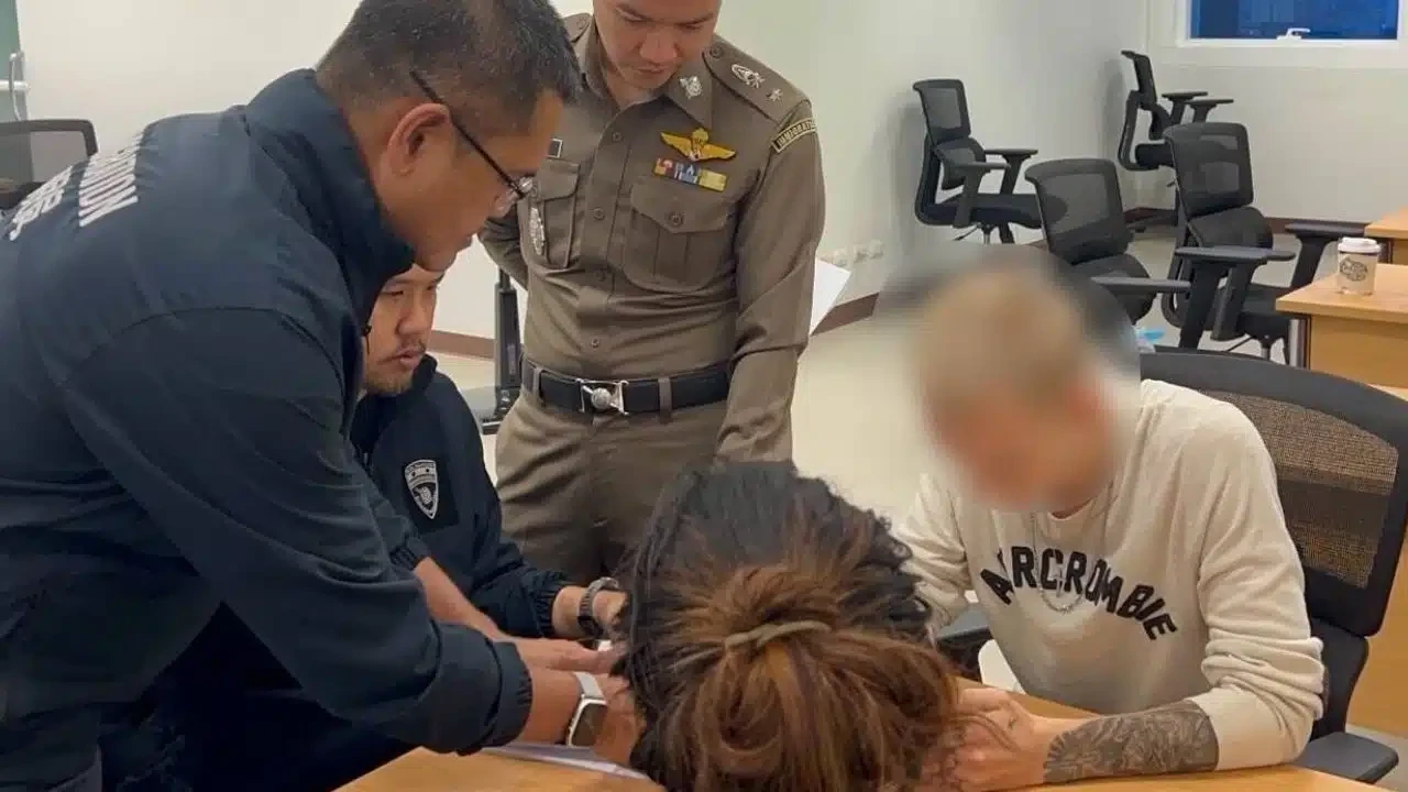 Fingeravtryck tas på den gripne 19-åringen efter gripandet i Bang Phli.