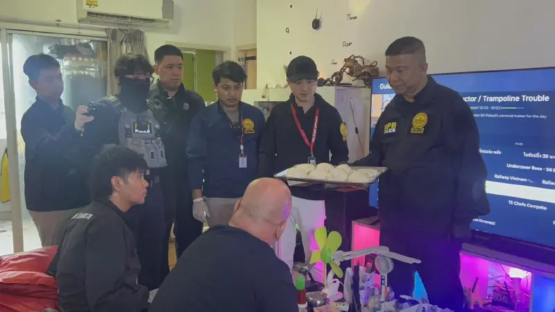 Poliser i lägenheten i Huai Khwang.