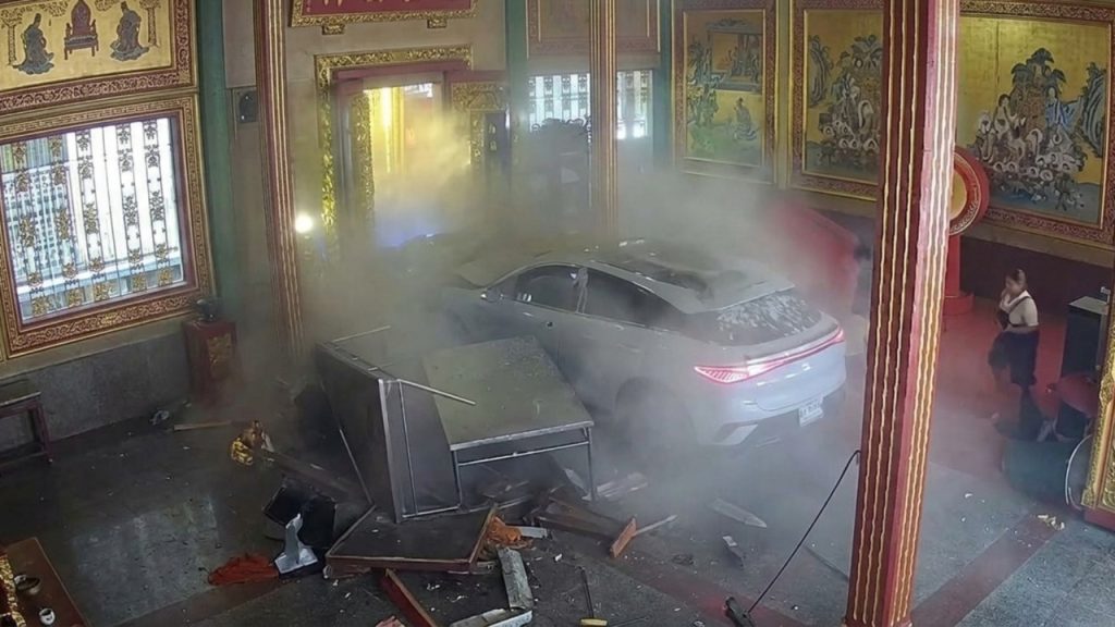 Övervakningsbild som visar bilen inne i templet omgiven av damm och kringslagna möbler