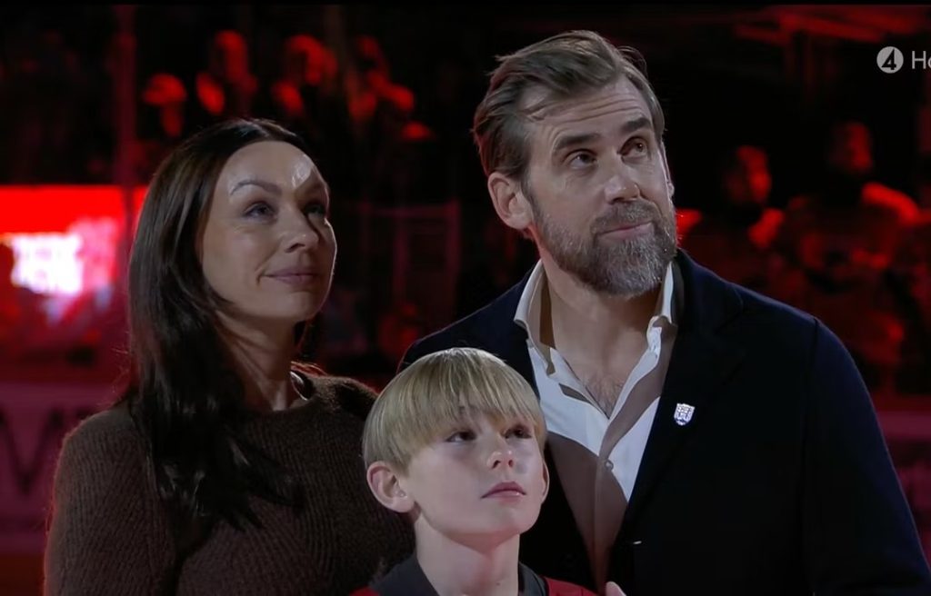 Emma, sonen Love och Henrik Zetterberg ser upp mot taket i Timras arena